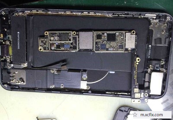 iPhone 8 Plus手机进水阴阳屏无基带故障维修